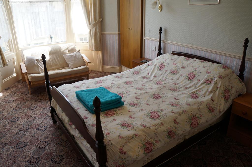 The Captain Guesthouse Скарбъро Екстериор снимка