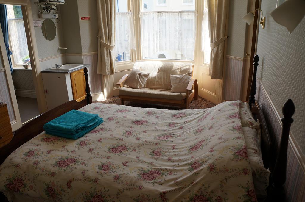 The Captain Guesthouse Скарбъро Екстериор снимка