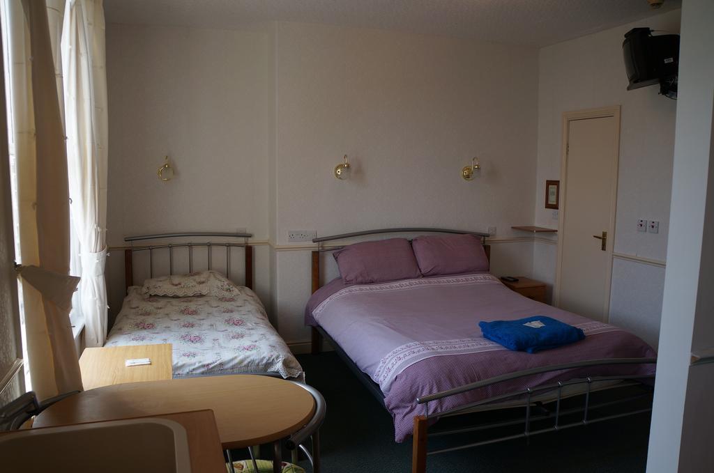 The Captain Guesthouse Скарбъро Екстериор снимка