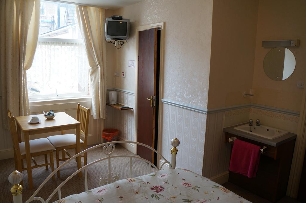 The Captain Guesthouse Скарбъро Екстериор снимка