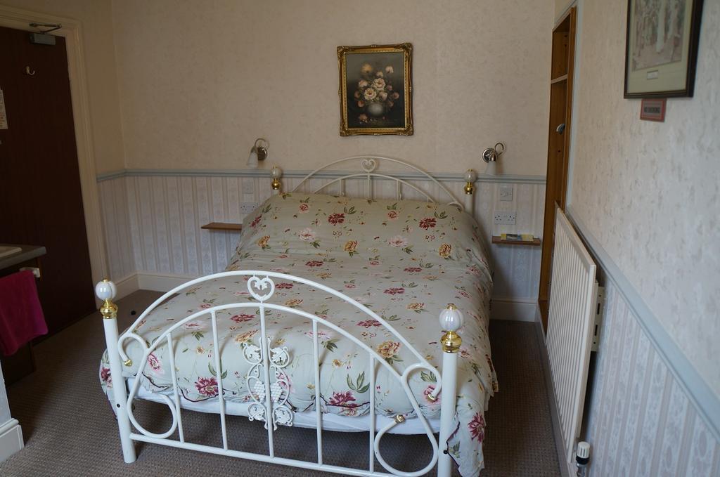The Captain Guesthouse Скарбъро Екстериор снимка