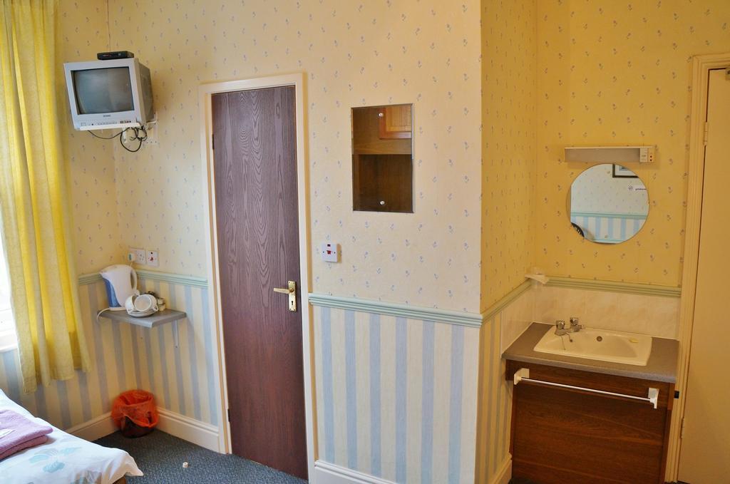 The Captain Guesthouse Скарбъро Стая снимка