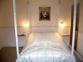 The Captain Guesthouse Скарбъро Екстериор снимка